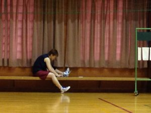 マックブックエアー（見えますか?） を体育館に持ち込んで仕事をする工場長