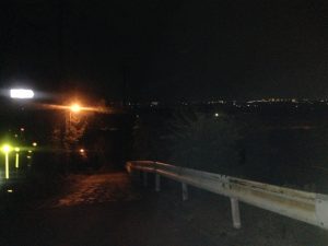 ラスト20M登り切ったところから振り返った景色。 町の上です。 良い子は明るいうちに走りましょう！