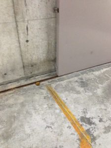 控えめなアングルで