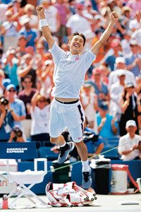 全米オープン男子シングルスでジョコビッチを破り決勝進出を決め、跳び上がって喜ぶ錦織圭＝ニューヨークで（ゲッティ＝共同）