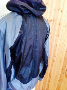 背中に薄らデザインがプリントされてる