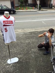 渋い顔で撮影中