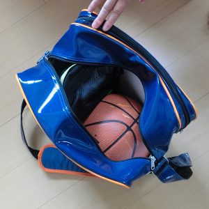 正方形のエナメルバッグ