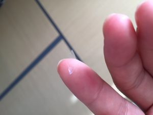 コンタクトのかけらが出てきた