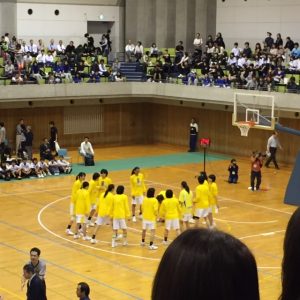 この黄色のシャツつくったのはワタシ