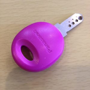 まぁまぁ目立つ色にいてある自転車のカギ。