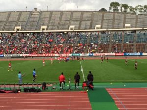 自転車を漕ぎながら試合の状況を見ている選手(写真手前I)