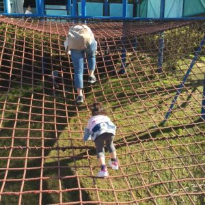 叔母(2号)と姪、同じうしろ姿