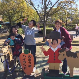 家族のふりして写真に入り込む工場長