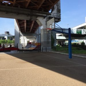 奥にはスケボーとか練習できる場所もある