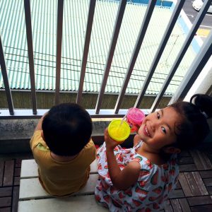 陸では笑顔