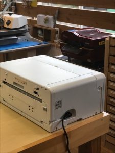白いやつと奥のエンジのやつ