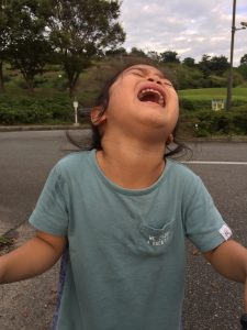 喚く
