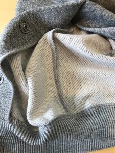 グレーの裾オープン！