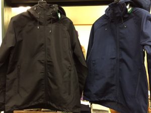 左：ブラック 右：ネイビー