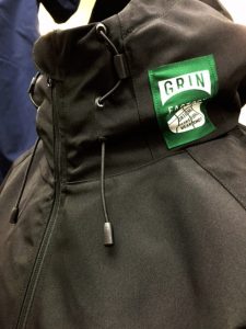 上までジップを上げると ちらりと見えます