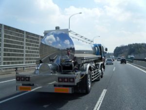 鏡面のタンクローリー