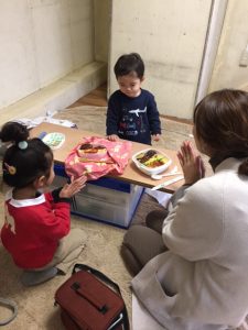 視線に注目 (＠モトコー店2F）