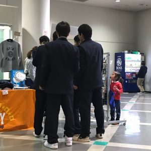 高校生？がパネルで遊んでいる間もお仕事（真剣！）