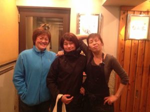 一番右が店長 一番笑顔ない。笑