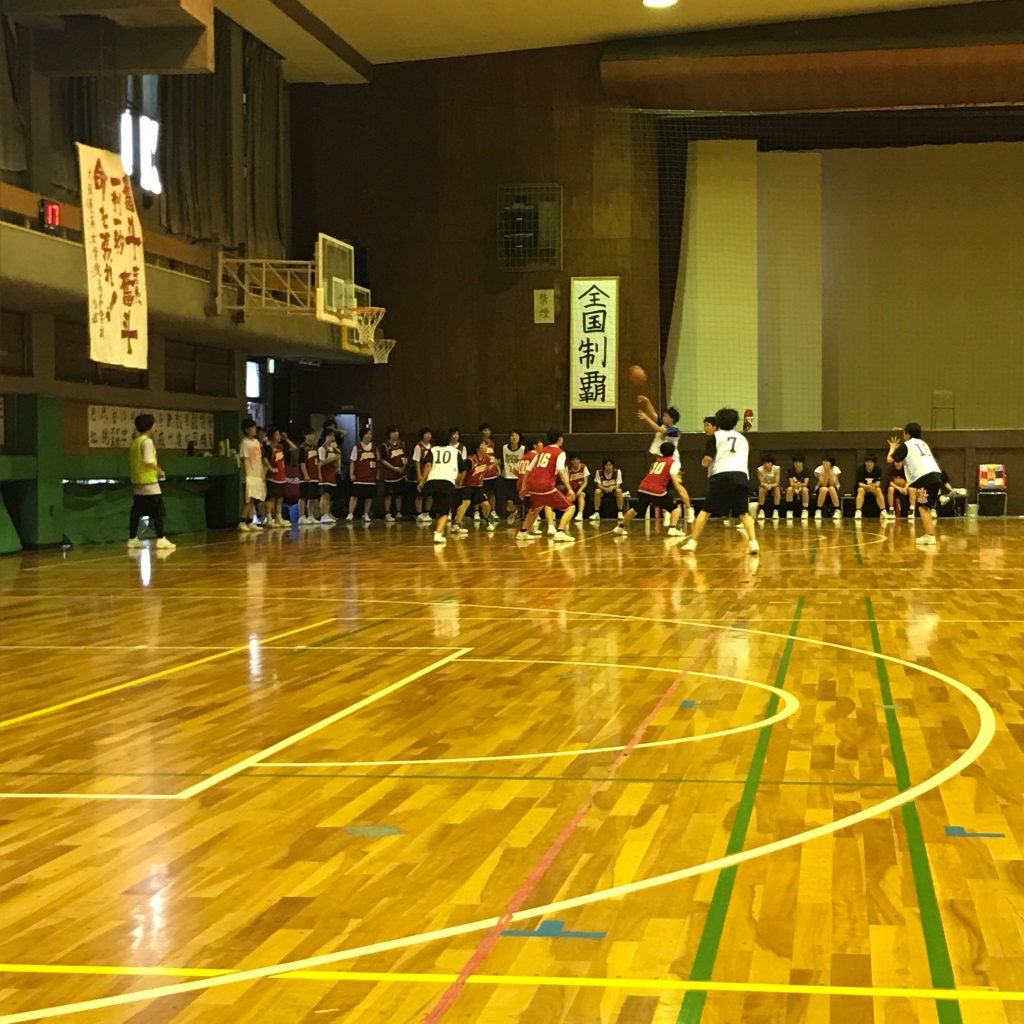 夏は暑く冬は寒い自然そのものの体育館