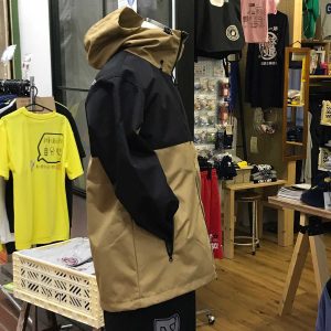 スタイリッシュシェルパーカー