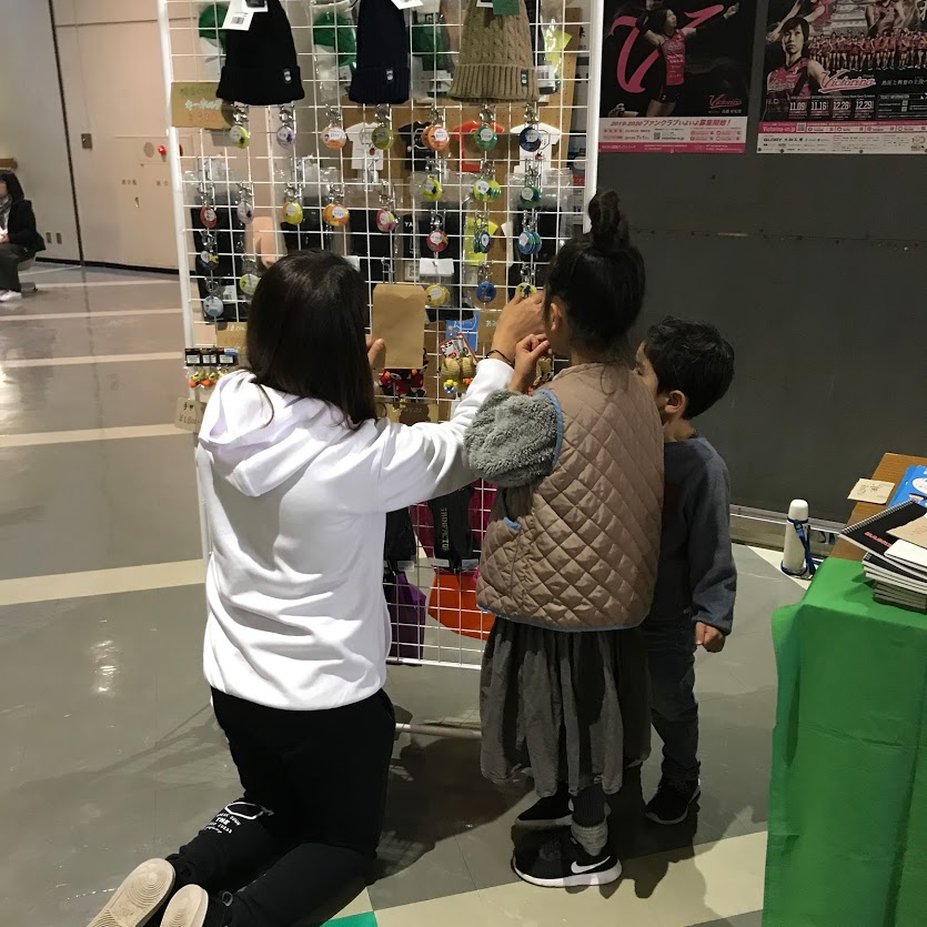 これはこの袋に。と研修を受ける2人